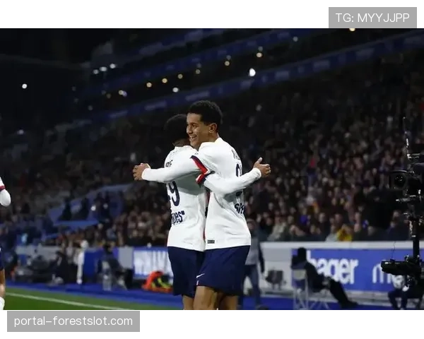 第83分钟帕尼切利点球命中,斯特拉斯堡主场球迷起立欢呼