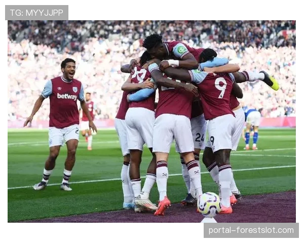 西汉姆联通过一次边线球快发战术,在对方未落位时由鲍文打入一球